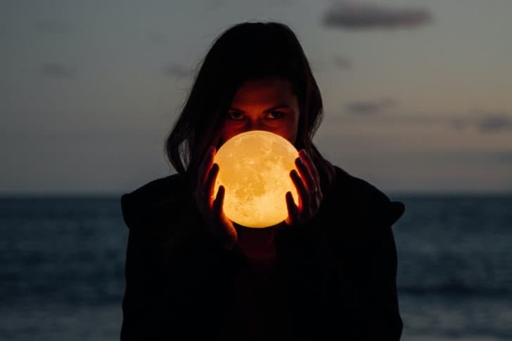 mujer sosteniendo la luna