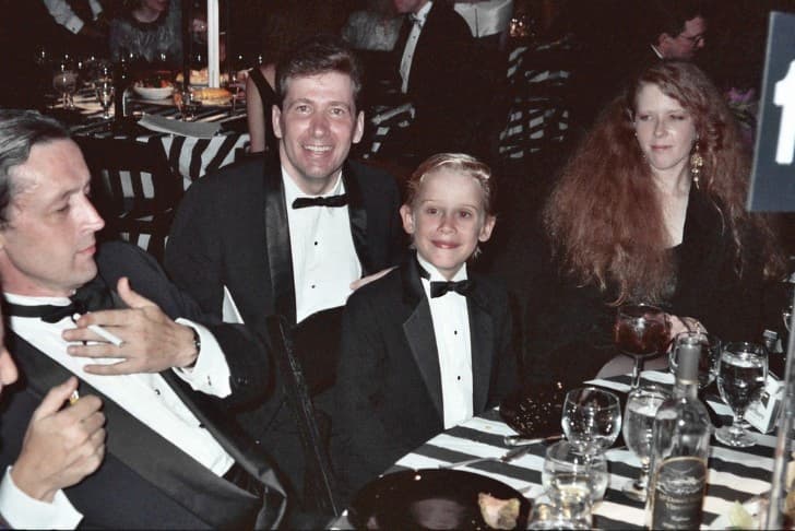 Macaulay Culkin con su padre (izquierda) y su madre (derecha)
