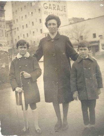 mama con dos pequeños 1950