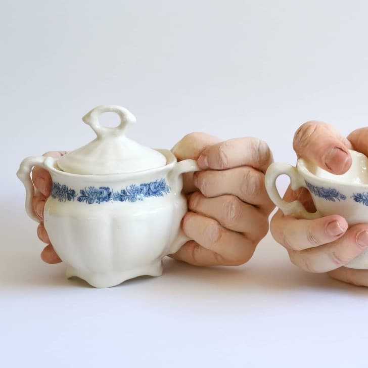 escultura cerámica con manos bocas y dedos (5)