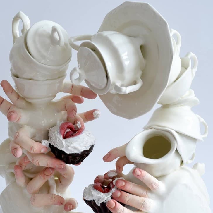 escultura cerámica con manos bocas y dedos (9)