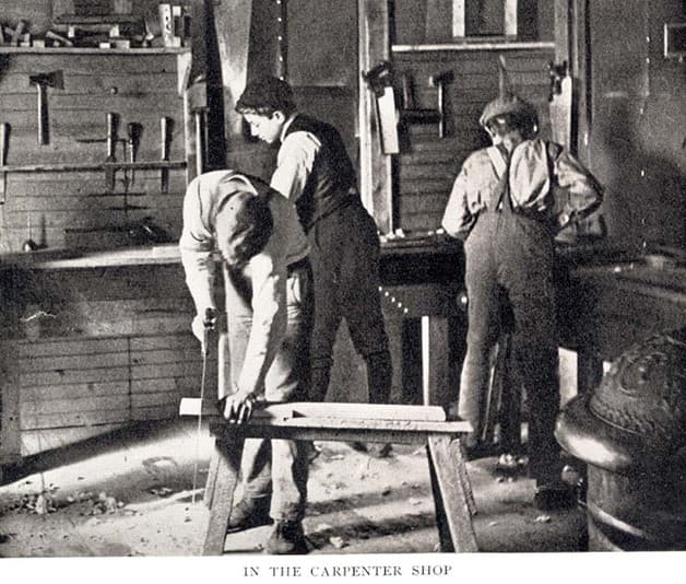 jovenes trabajando en carpinteria