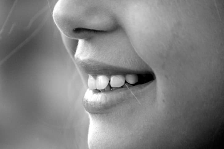 mujer sonriendo con peloz en la nariz