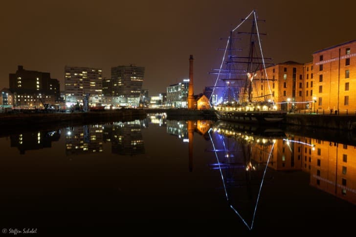 Reflejos de Liverpool por la noche
