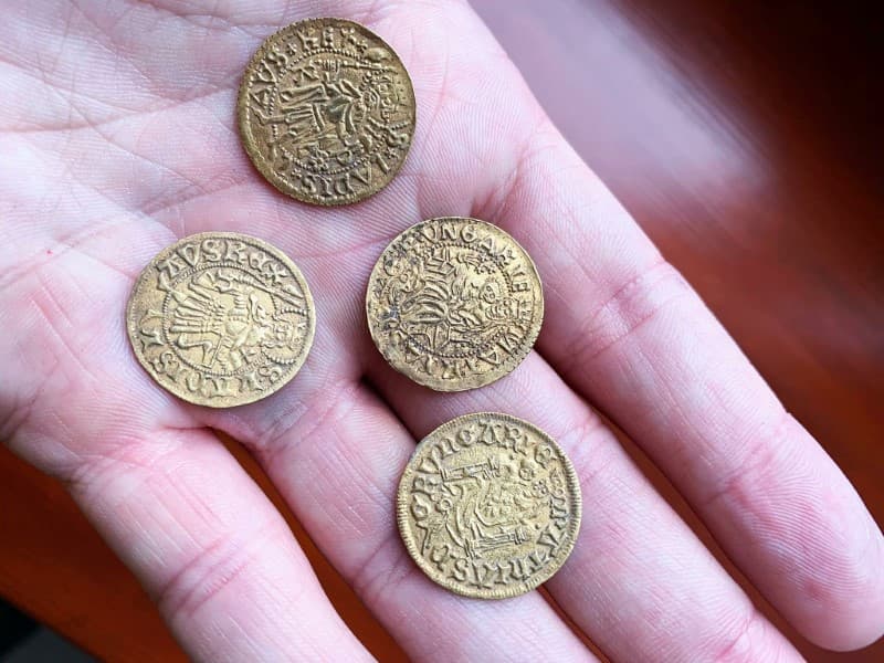 tesoro cuatro monedas de oro