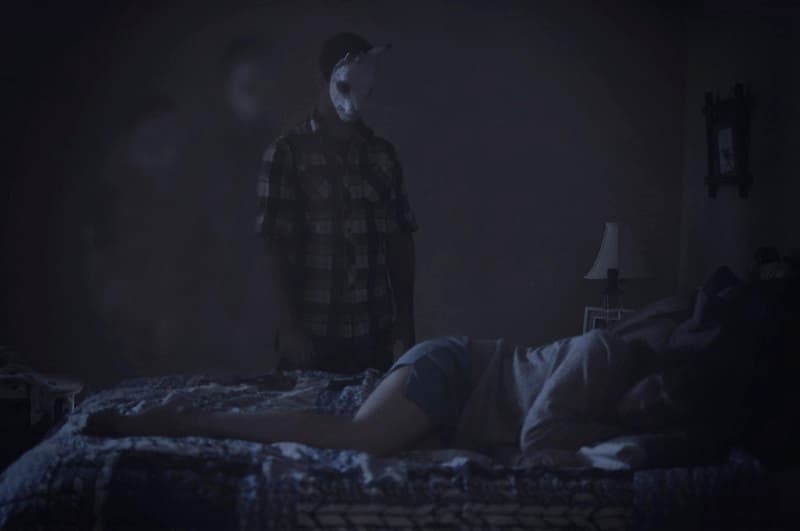fantasma observando a una persona dormir