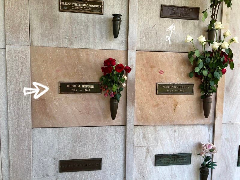 Hugh Hefner tumba junto a Marilyn Monroe