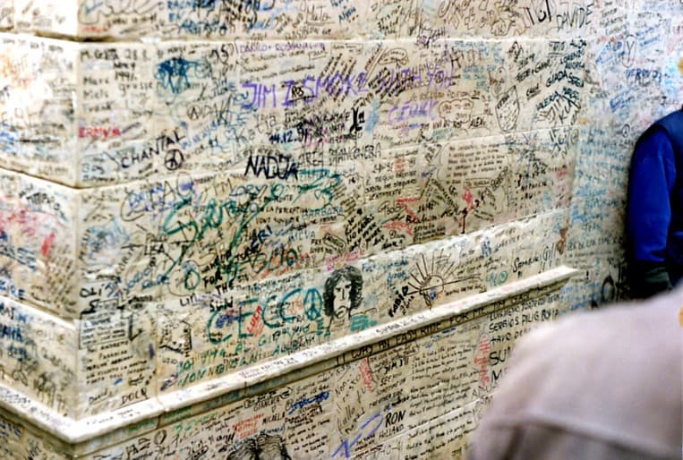 La tumba de Jim Morrison llena de grafiti