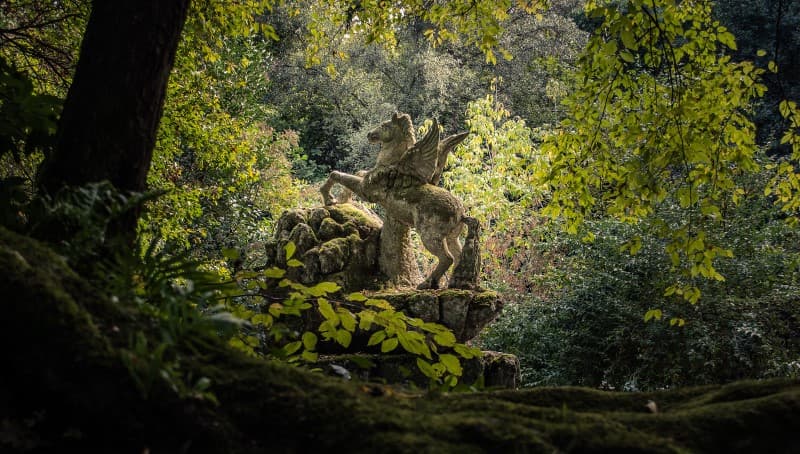 esculturas misteriosas en los bosques