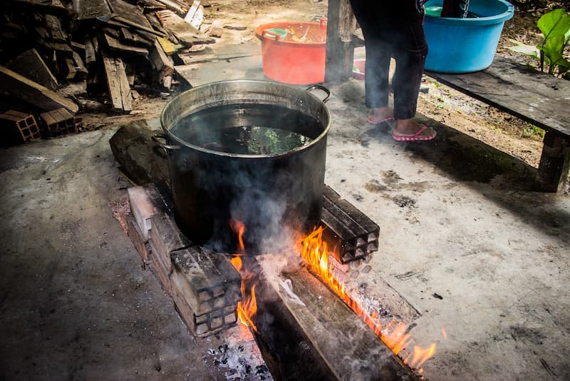 preparando ayahuasca(1)