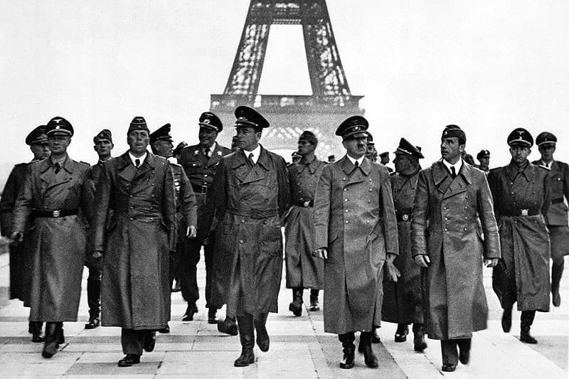 Hitler Marchando en Paris