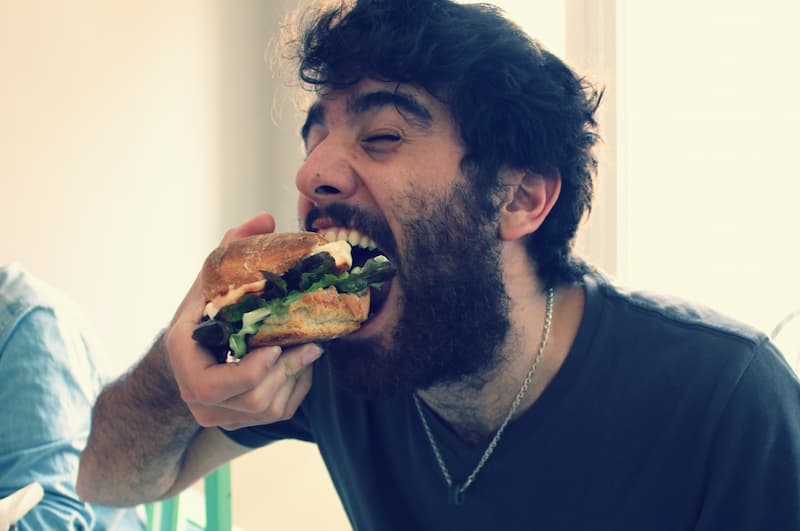 hombre comiendo una hamburguera(1)