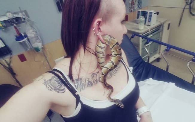 mujer serpiente en la oreja