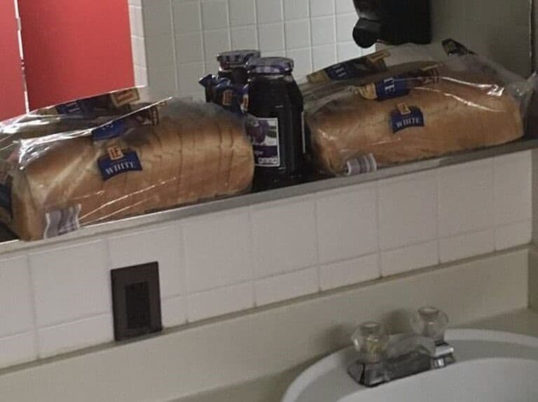 preparando sandwiches en el baño de la escuela