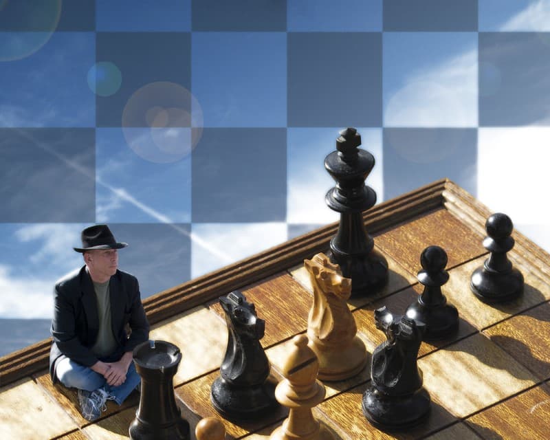 hombre en tablero de ajedrez