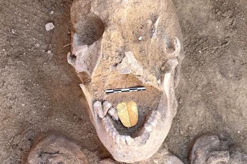 momia con lengua de oror(1)