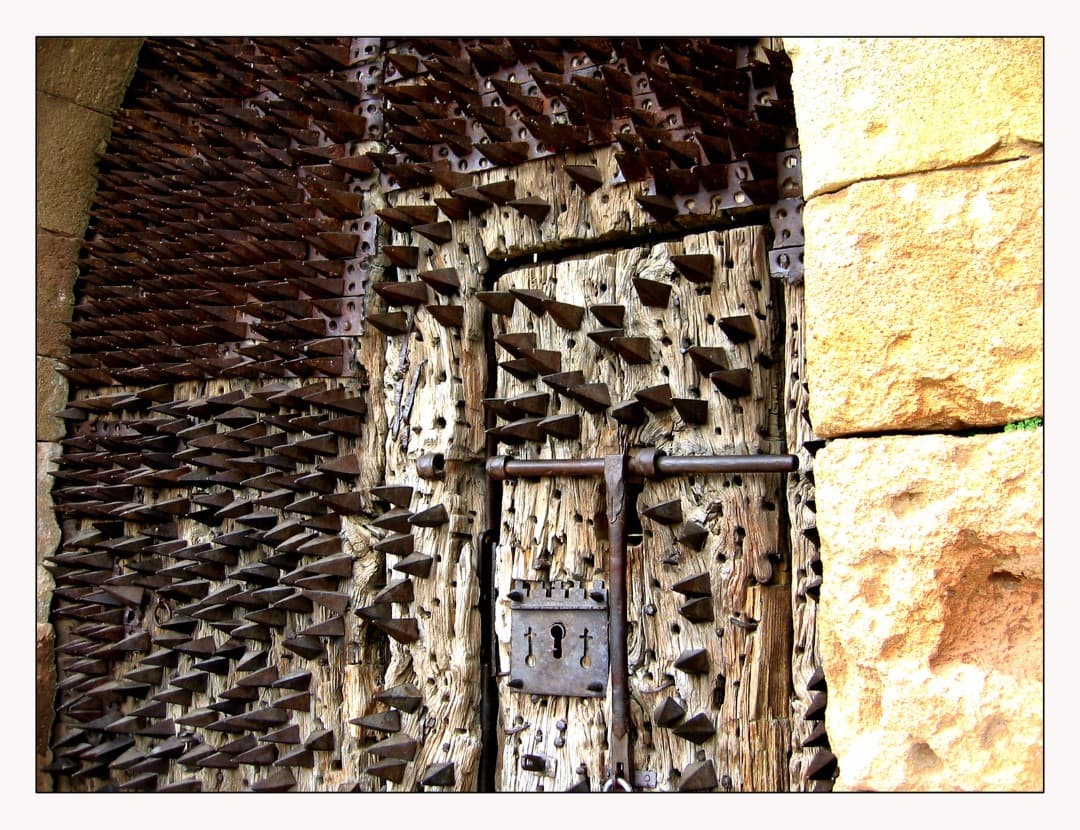 puerta castillo pedraza