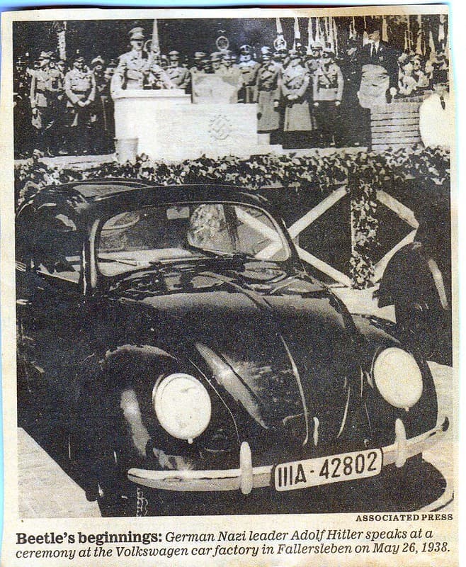 Adolf Hitler en la ceremonia de inauguración de la planta de Volkswagen en Wolfsburgo (KDF Stadt) imagen
