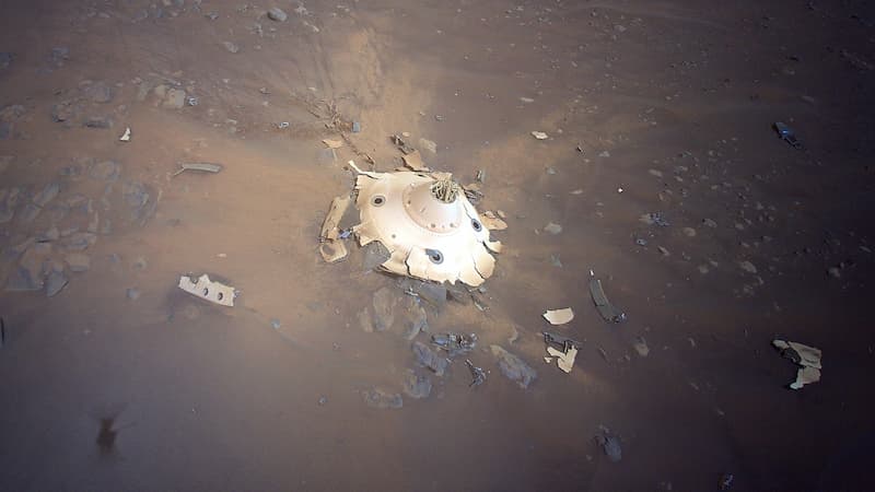 Helicóptero sobrevuela restos de la NASA en Marte(1)