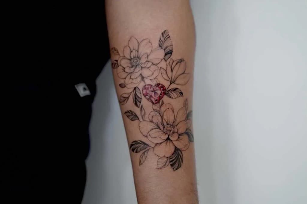 tatuaje de rubi corazon y flores