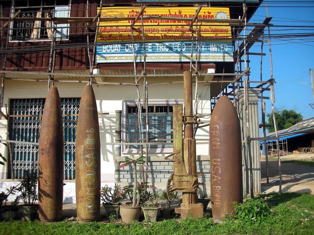 bombas no detonadas decoran casa en laos