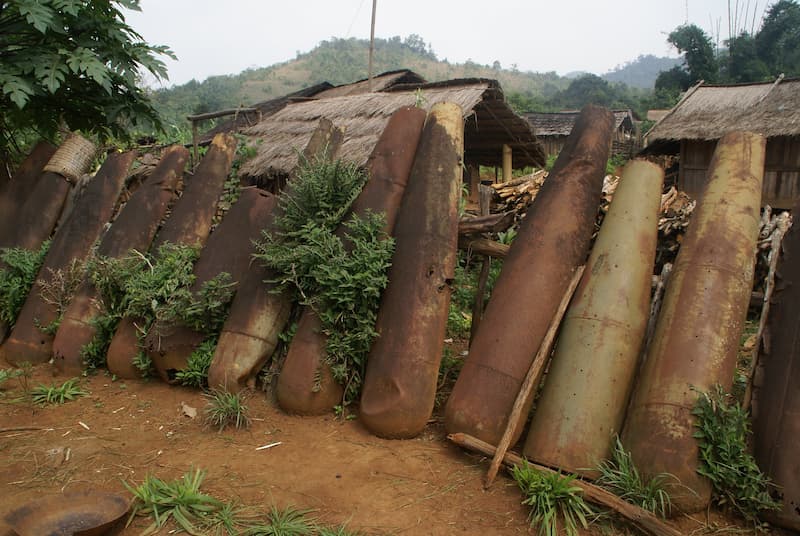 cascos de bombas como cercas en laos(1)