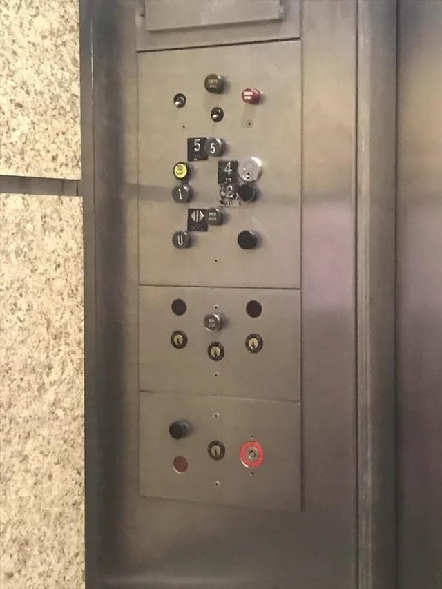 elevador botones desordenados