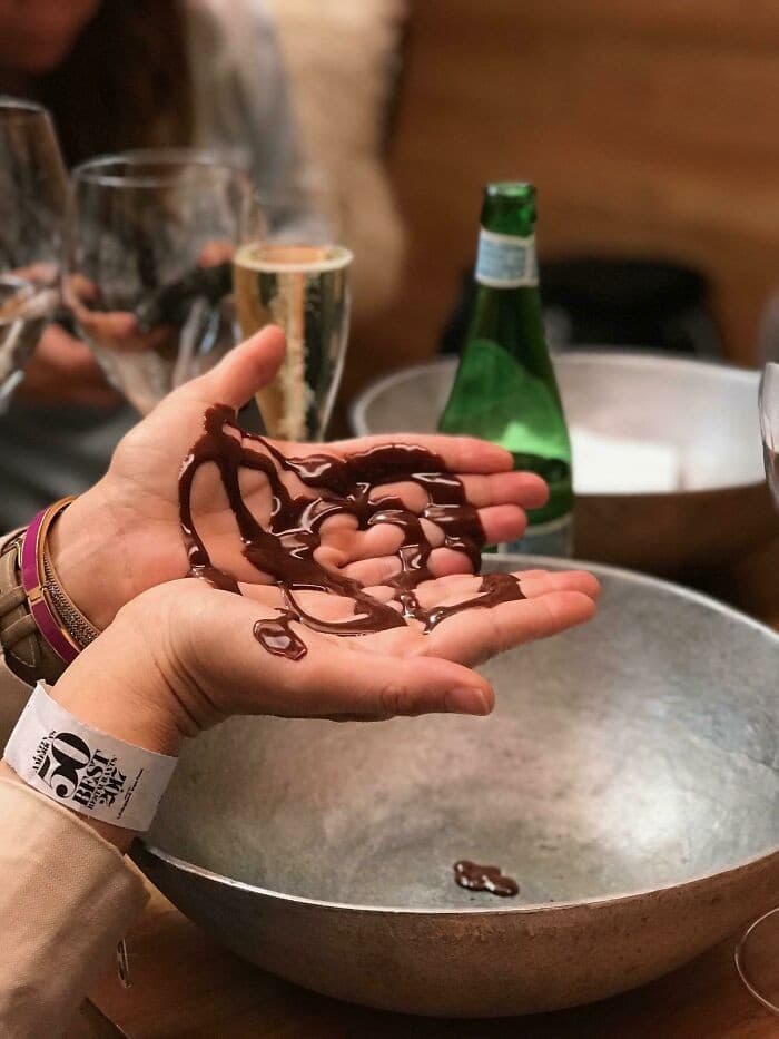 lamer chocolate de las manos