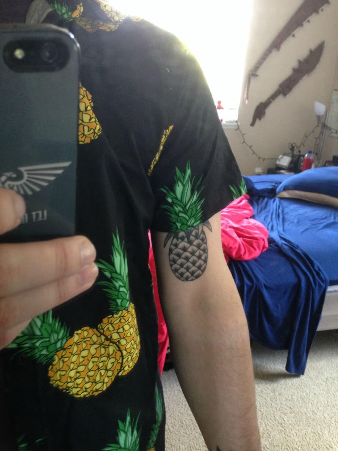coincidencia piña tatuaje y camisa