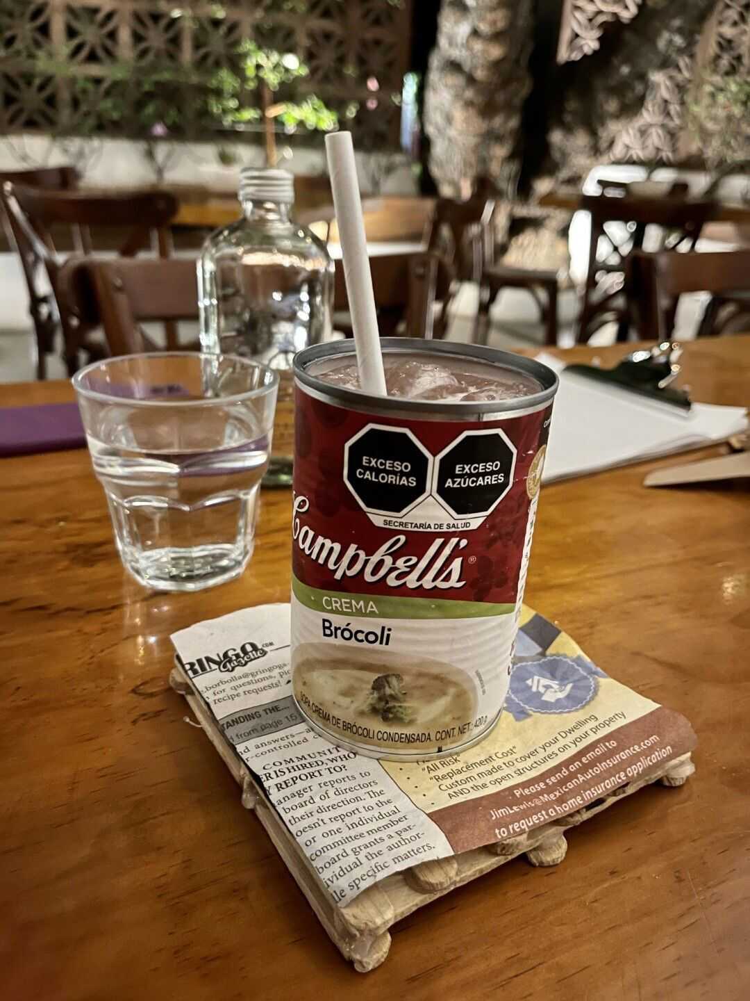 bebida servida en una lata reciclada