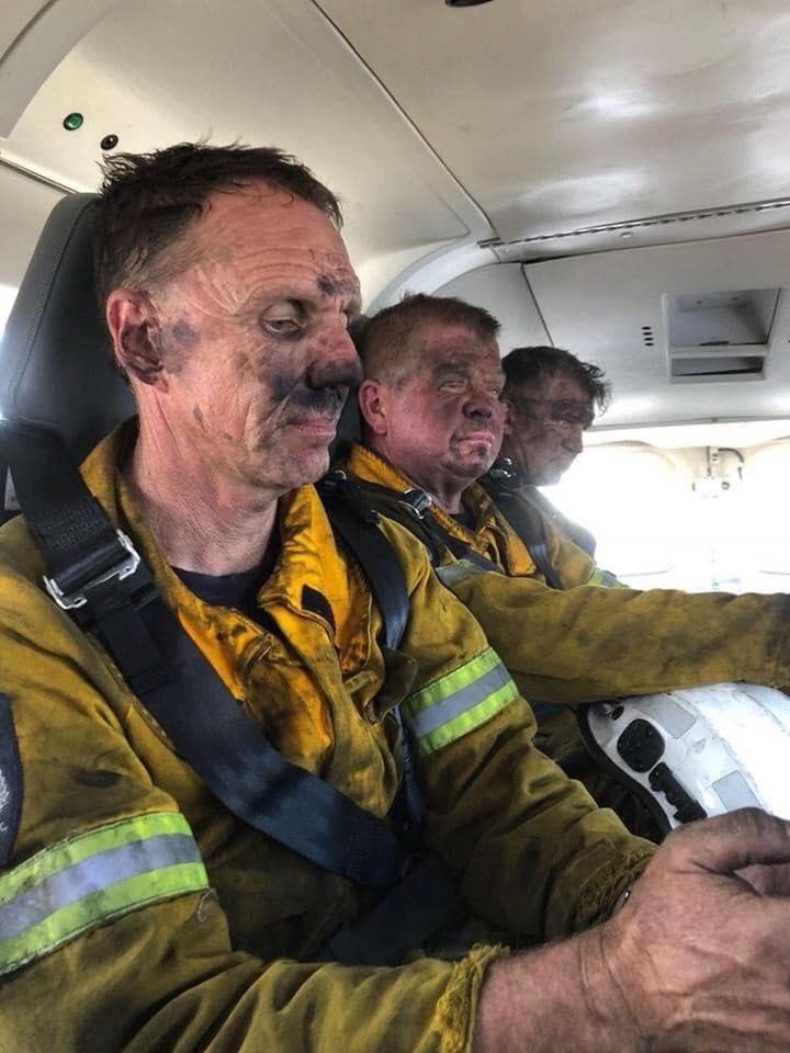 bomberos australianos extenuados