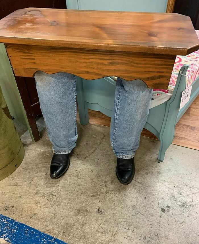 mesa de madera con patas humanas