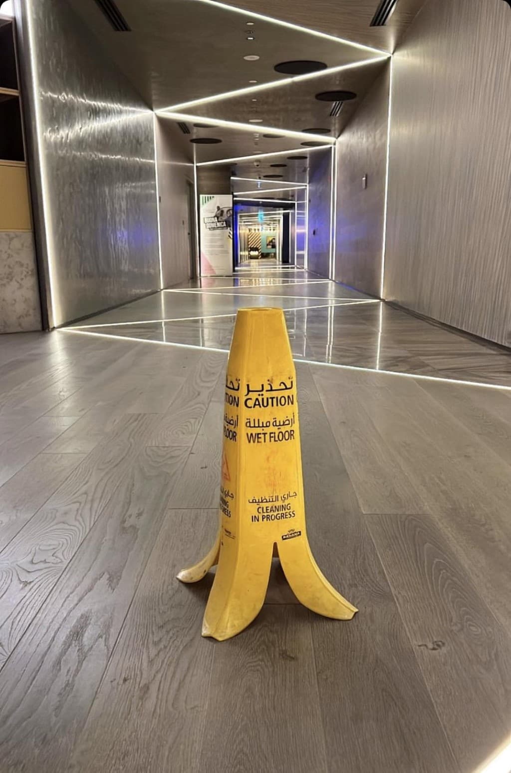 piso mojado signo de banana