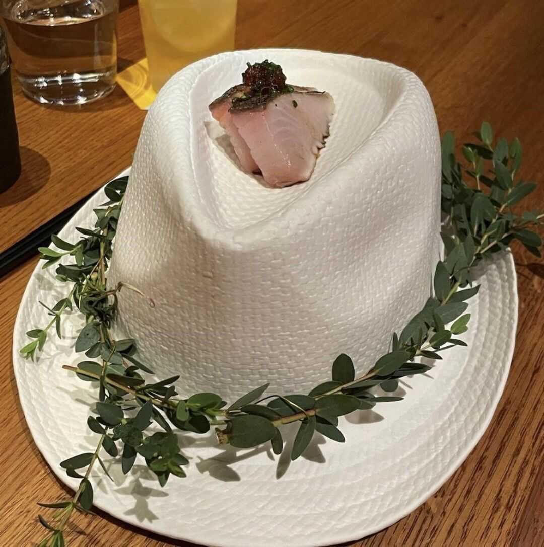 sombrero con pescado usado como plato