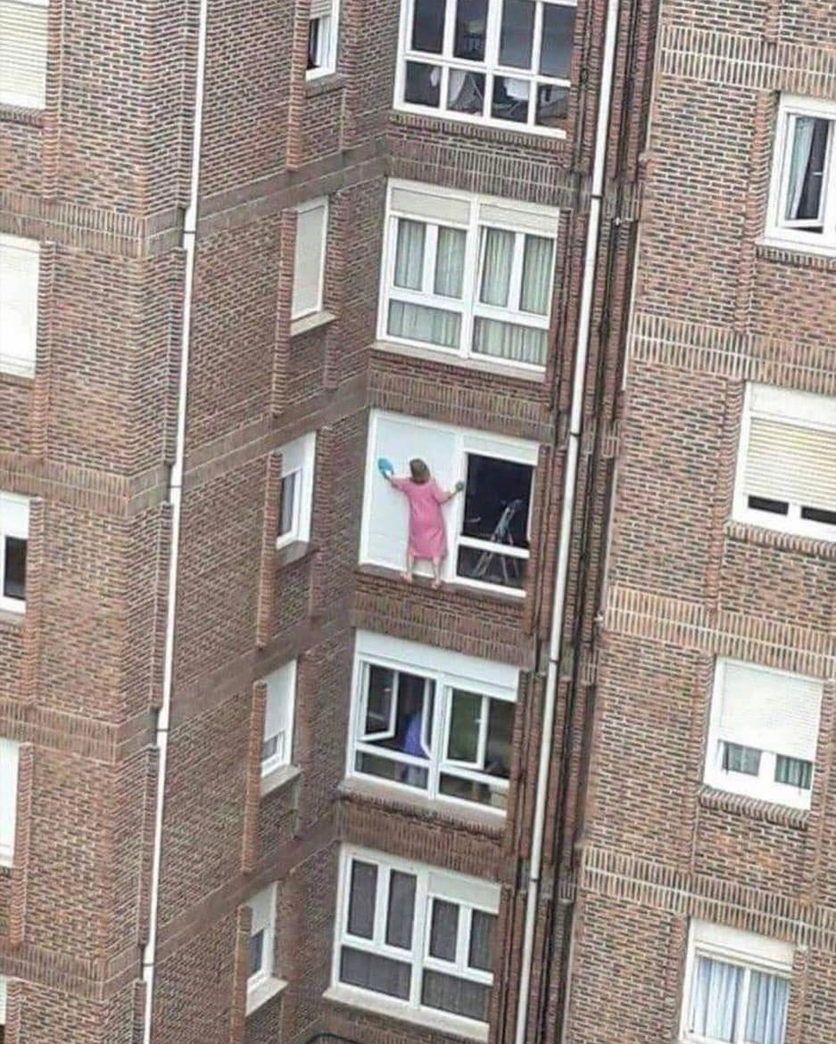abuela limpiando ventanas en las alturas