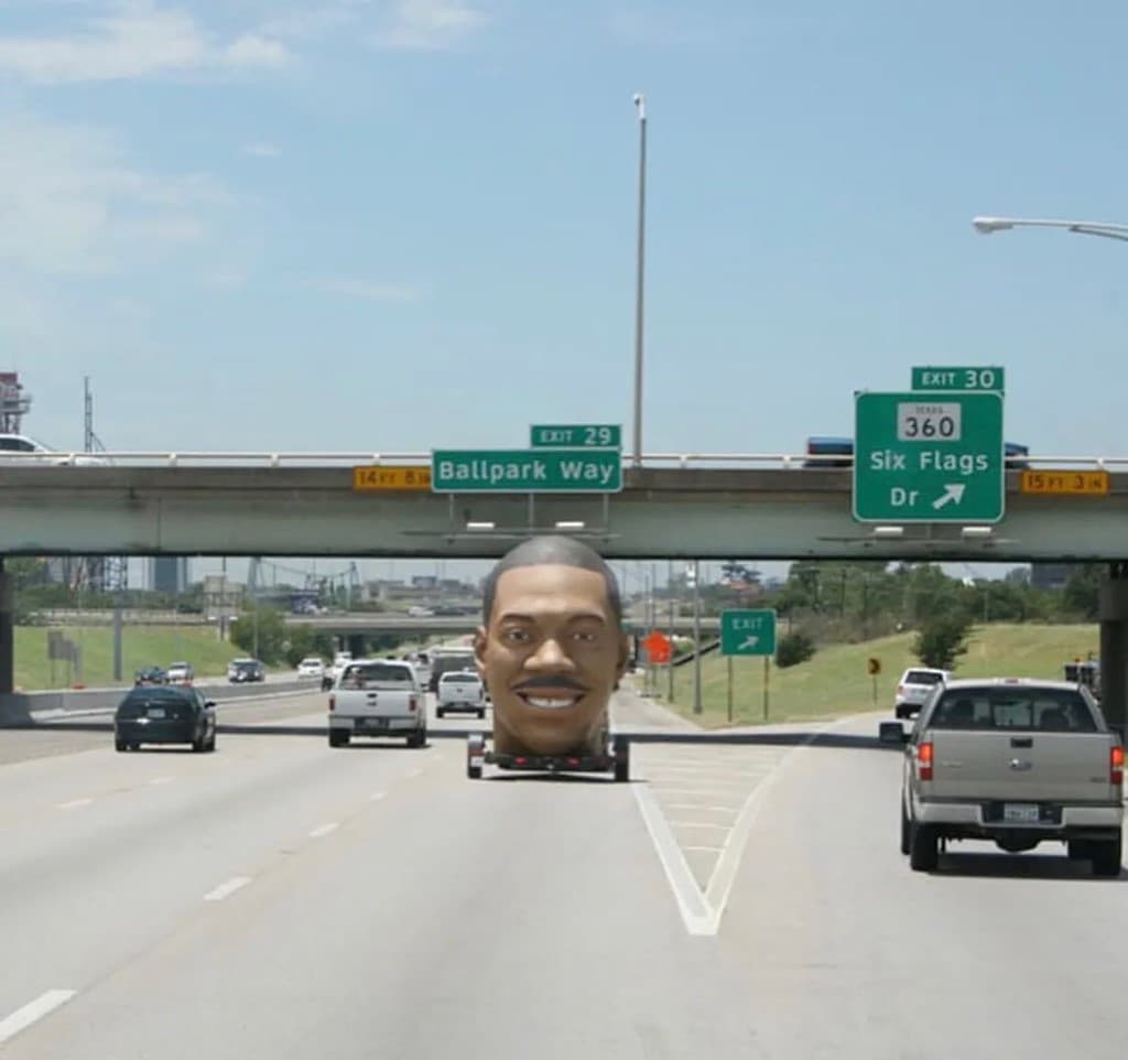 cabeza gigante de eddie murphy en la autopista
